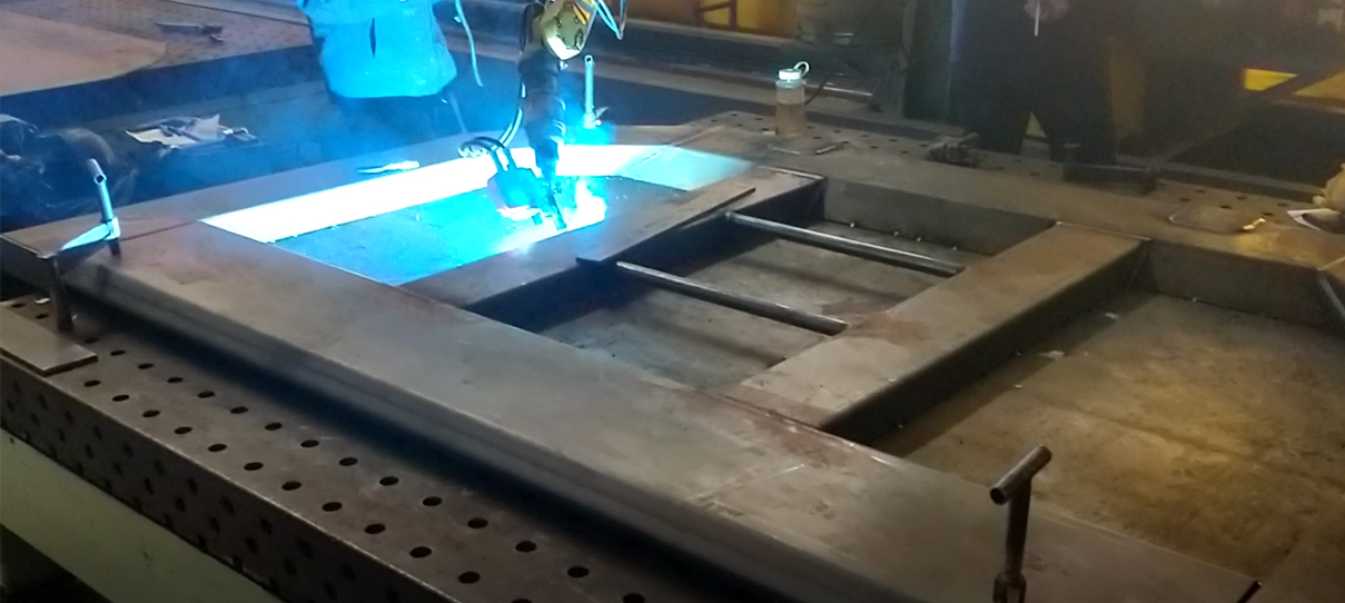 專用車(chē)車(chē)墻板后板焊接